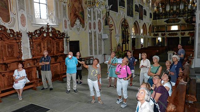 Die Augen nach oben: Die Deckengemälde der Jakobuskirche bieten eine Unmenge Darstellungen mit christlichen Motiven. Kirchenführerin ...