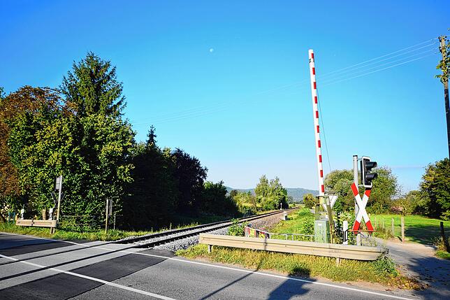 Aus dieser Perspektive auf dem Grünstreifen hinter der Schranke könnte ein Bahnhalt am Ortseingang von Espasingen entstehen. (Archivbild)