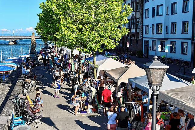 Bild 19: Mega Flohmarkt in Konstanz und Kreuzlingen: die ersten Besucher schlendern über die Verkaufsflächen