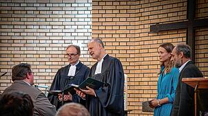 Im Rahmen eines Gottesdienstes wird Nils Franke (links) durch Schulpfarrer Arnold Glitsch-Hünnefeld und Dekan Markus Weimer gesegnet.