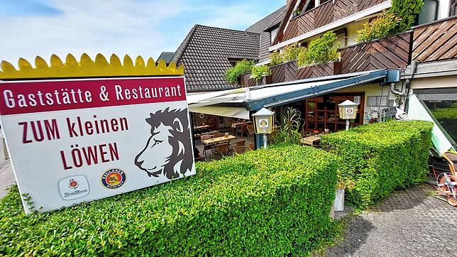 Nicht zu übersehen sind die Hinweisschilder auf beiden Seiten der Pirminstraße. Ein Besuch im Kleinen Löwen lohnt allemal.