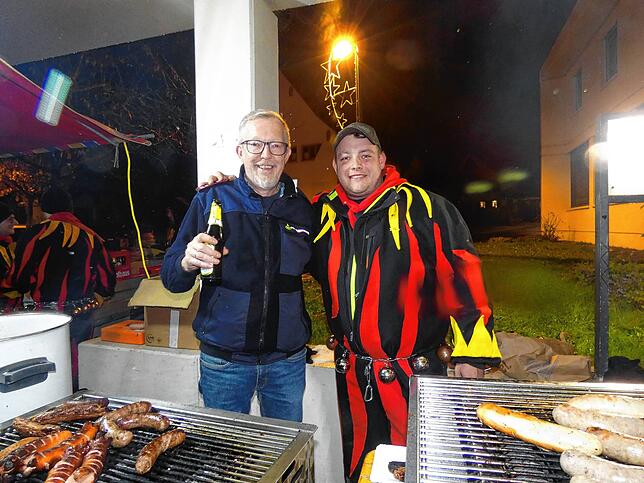 Bild 17: Der Narrenverein feiert mit der Bevölkerung den Beginn der Fasnacht auf dem Rathausplatz