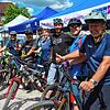 Teilnehmer der Gero-Trail-Tour freuen sich am Stand der Deutschen Initiative Mountainbike über den gelungenen Auftakt zum Stadtradeln ...