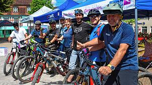 Teilnehmer der Gero-Trail-Tour freuen sich am Stand der Deutschen Initiative Mountainbike über den gelungenen Auftakt zum Stadtradeln ...