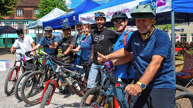 Teilnehmer der Gero-Trail-Tour freuen sich am Stand der Deutschen Initiative Mountainbike über den gelungenen Auftakt zum Stadtradeln ...