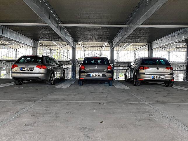 Die Parkplätze sind großzügig bemessen. Die Autotür bekommt man noch problemlos auf, selbst wenn der Nachbar nicht ganz mittig parkt.