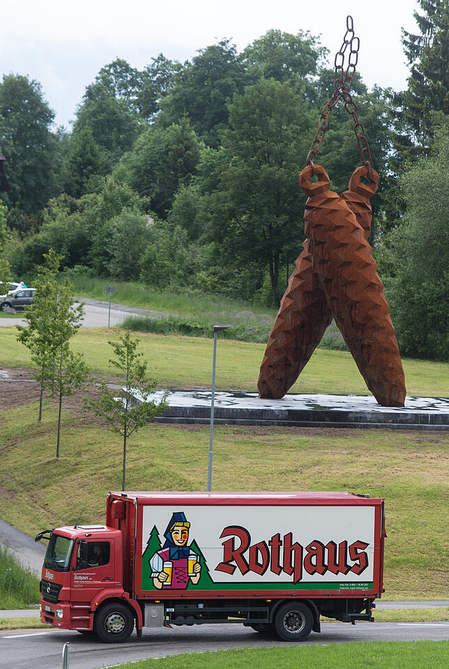 15 Meter hoch ist das Strumbel-Kunstwerk vor der Rothaus-Brauerei bei Grafenhausen. Die beiden Tannenzapfen im goldbraunen Rost-Look ...