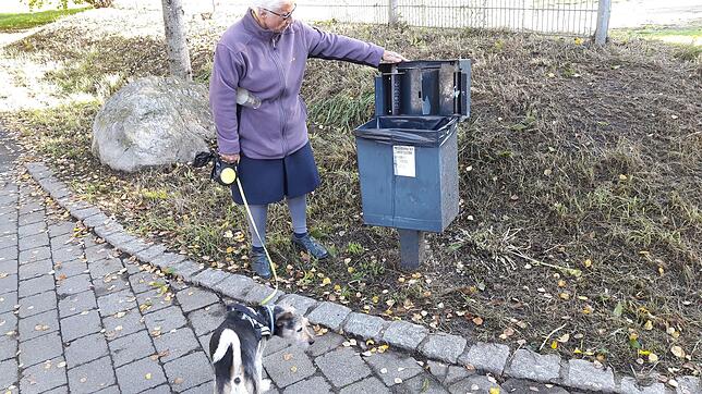 Nina Langer zeigt, wo die Tütchen zu finden sind: Im Deckel dieses Mülleimers. Für sie ist es selbstverständlich, dass sie die Haufen ...