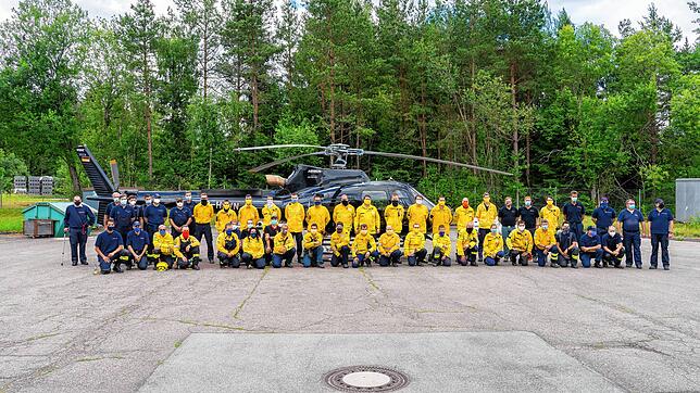 Gruppenfoto vor Helikopter. Die Feuerwehren aus Donaueschingen und Mönchweiler üben gemeinsam mit den Brandschutzexperten von @fire.