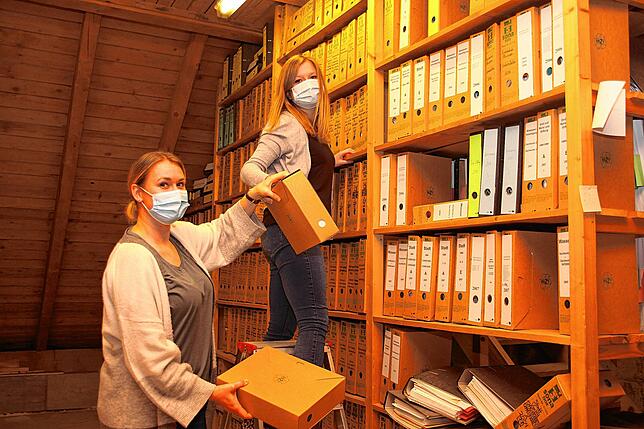 Die nehmen wir mit! Simone Striebel (links) und Sandra Engler begutachten die Akten, welche in die Zwischenregistratur nach Stockach gehen.