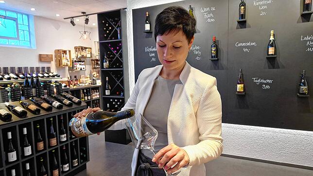 &bdquo;Zum Raclette und Fondue empfehle ich einen weißen Wein mit milderer Säure&ldquo;, erklärt Sommelière Marleen Sturm. Mit dem Cuvée ...