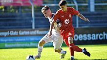 Der Villinger Damian Scherer (links) im Duell mit David Dantis vom Freiburger FC.