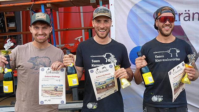 Sieger bei der 13. Enduro-Challenge der Expertenklasse wird Leo Steiert (Mitte) aus Eisenbach, vor Leo Schloms, Blumberg, (rechts) und ...