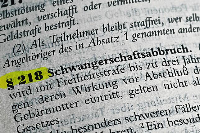 Im Strafgesetzbuch steht der Paragraf 218 nur wenige Paragrafen hinter Mord und Totschlag.