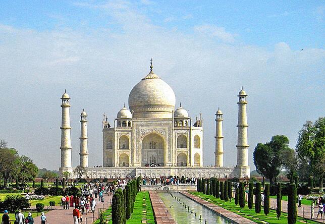 Der Besuch des Taj Mahal in Agra steht am dritten Reisetag auf dem Programm. Das Mausoleum ist mit weißen Marmorplatten verkleidet.