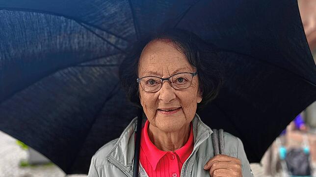 Der Regenschirm ist Anfang August auch in Villingen ein wichtiges Utensil. Aber Ute Joos aus Triberg genießt den Sommer zuhause im ...