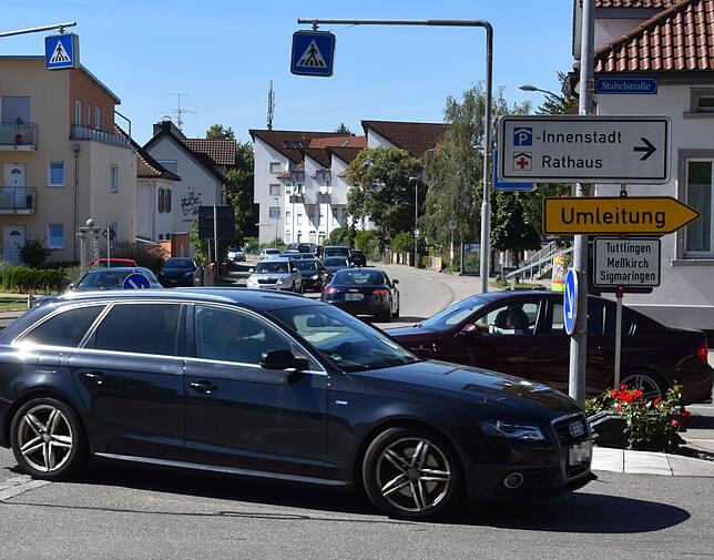 Abbiegen in oder von der Stabelstraße ist nicht einfach. Manchmal ist langes Warten angesagt, um von ihr zur Dillstraße zu gelangen oder ...