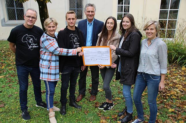 Bei der symbolischen Scheckübergabe der Heimschule Kloster Wald an den Verein „Women for Women“ aus Tuttlingen waren dabei ...
