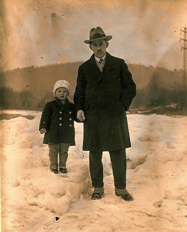 Der Architekt und Baumeister Fridolin Rotzler mit seinem knapp zweijährigen Sohn Gerold am Rhein 1929: Das Foto aus Gerold Rotzlers ...