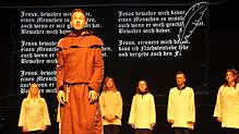 Die Rolle von Markus Roy und des Heiligen Fidelis von Sigmaringen stellte Fabian Brandt (vorne) in dem Fidelis-Musical dar.