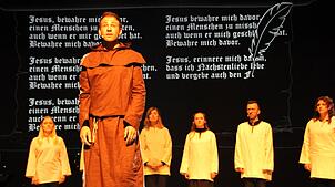 Die Rolle von Markus Roy und des Heiligen Fidelis von Sigmaringen stellte Fabian Brandt (vorne) in dem Fidelis-Musical dar.