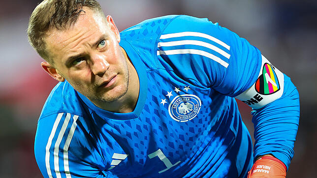 Manuel Neuer beim Spiel Oman &ndash; Deutschland mit der Kapitänsbinde mit der Aufschrift &bdquo;One Love&ldquo;.