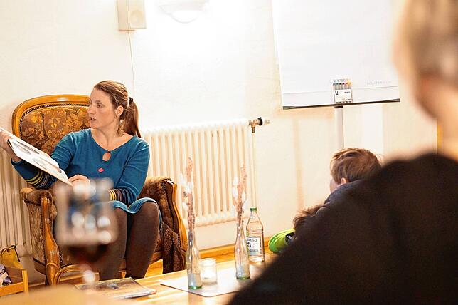 Dina Roos-Kühling ist Vorsitzende des Bürgervereins Schloss Blumenfeld. Als Färbe-Schauspielerin bringt sie ihre Erfahrungen für die ...