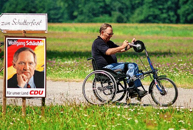 16. August 1998, Offenburg: Der damalige Chef der CDU/CSU-Fraktion, Wolfgang Schäuble, fährt mit dem Rollbike zu einer Wahlveranstaltung.