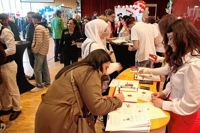 Von Kundengesprächen bis zur Bestellungsaufnahme konnten die Schüler praxisnah Aufgaben der Arbeitswelt üben. Rechts im Bild Eriona ...