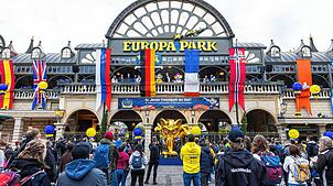 Roland Mack (M), Mitbegründer und geschäftsführender Gesellschafter des Europa-Parks, spricht von einem Balkon zu Besuchern des ...