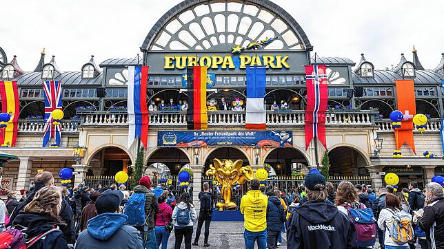 Roland Mack (M), Mitbegründer und geschäftsführender Gesellschafter des Europa-Parks, spricht von einem Balkon zu Besuchern des ...