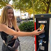 Tessa Schnepp hat sich bewusst für ein E-Auto gesehen und sieht neben vielen Vorteilen aber auch einen Nachteil in Konstanz: „Ladesäulen ...