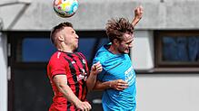 Kopfballduell zwischem dem Bodman-Ludwigshafener Nico Blessing (links) und Aaron Sättele, der das 1:0 für die SG Reichenau erzielte.