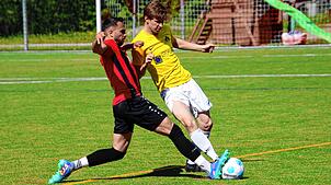 Der Königsfelder Adrian Goedhuis (links) im Duell mit Raphael Skusa von der SG Dettingen-Dingelsdorf.