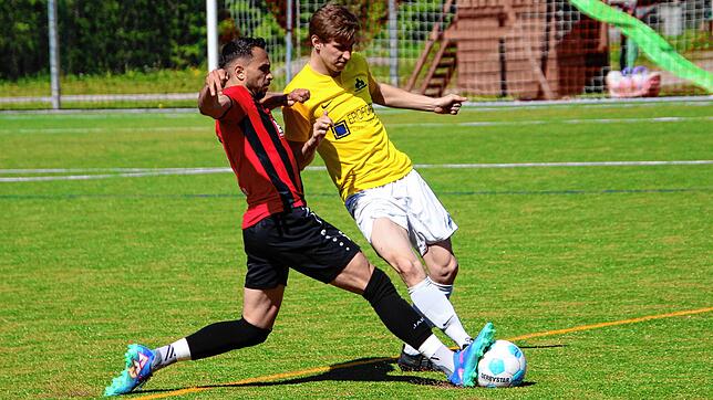 Der Königsfelder Adrian Goedhuis (links) im Duell mit Raphael Skusa von der SG Dettingen-Dingelsdorf.