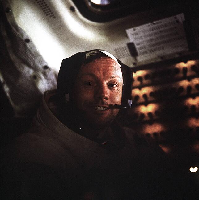 Neil Armstrong, der Commander von Apollo 11. Die Aufnahme entstand in der Mondlandefähre nach der Rückkehr vom Ausflug auf die ...
