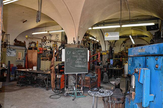 In der Kunstschmiede von Michael Denker war lange die Bäckerei des Schlosses untergebracht. Früher gab es im hinteren Bereich zur ...