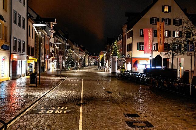 Die Rietstraße ist nach Acht leergefegt.