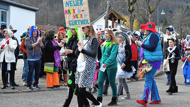 So wie auf dem Bild vom Narrenumzug 2020 kündigten Gurtweiler Frauen den Neuen Narrenverein an. Wenigstens mit der Ausgabe einer ...