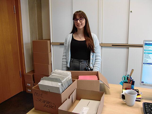 Hannah Schmid hat sich für ein Studium für den gehobenen Dienst entschieden. Bis das Semester beginnt, ist sie noch im Rathaus ...
