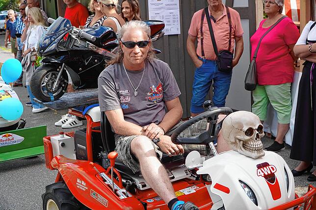 Bild 13: Ausgelassene Stimmung bei dem Dorffest in Tengen-Watterdingen
