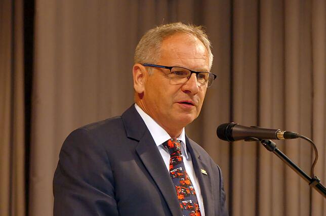 Festredner Reinhold Gall mit passender Feuerwehrauto-Krawatte.