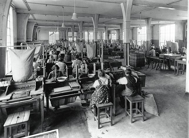Von Hand gefertigt wurden einst die Zigarren in der Tiengener Villiger-Fabrik, hier ein Foto aus den 1920er Jahren. Heute sieht man ...