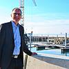 Bürgermeister Volker Frede freut sich, dass das Großprojekt „Auf zum neuen Ufer“ im Frühjahr 2025 abgeschlossen sein wird. Hier steht er ...
