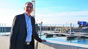 Bürgermeister Volker Frede freut sich, dass das Großprojekt „Auf zum neuen Ufer“ im Frühjahr 2025 abgeschlossen sein wird. Hier steht er ...