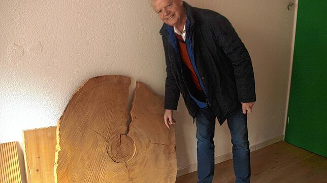 Werner Eckert, Seniorchef von Lignotrend in Weilheim-Bannholz, erklärt den Aufbau einer Weißtanne. Bilder: Karin Steinebrunner