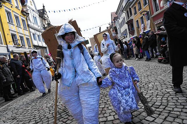 Bild 21: Die besten Bilder vom Schmutzigen Donnerstag in Donaueschingen: Kinderumzug begeistert!