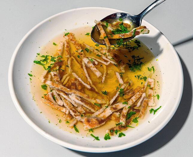 Die Flädlesuppe besteht aus in feine Streifen geschnittenen Pfannkuchen, die in einer Brühe noch einmal aufgekocht werden.