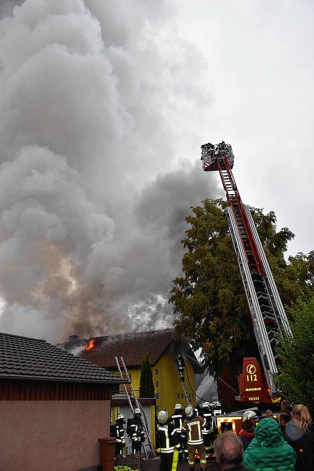 Eine riesige Rauchsäule steht über dem Haus.