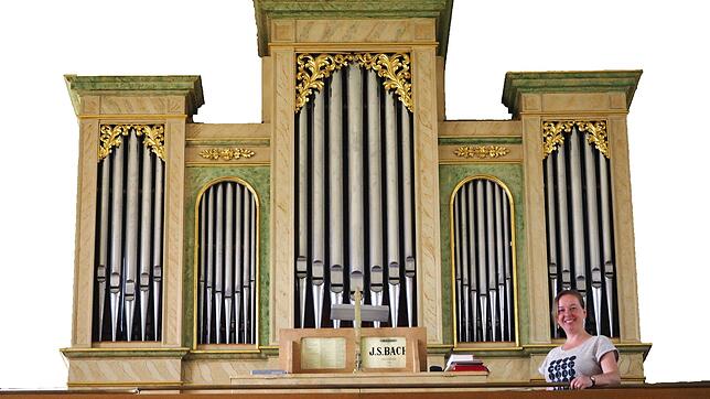 Die Organistin Bettina Feucht weiß es: Die 1848 fertiggestellte Orgel in der Neudinger Kirche St. Andreas muss zum Erhalt dringend ...